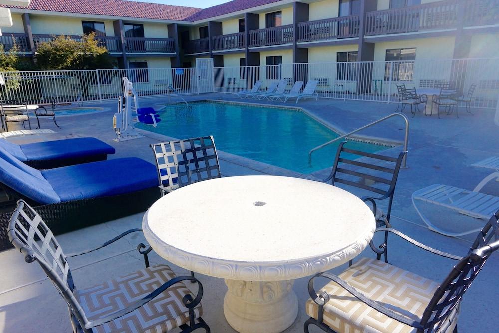 Red Roof Inn Ridgecrest Bagian luar foto
