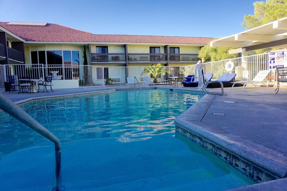 Red Roof Inn Ridgecrest Bagian luar foto