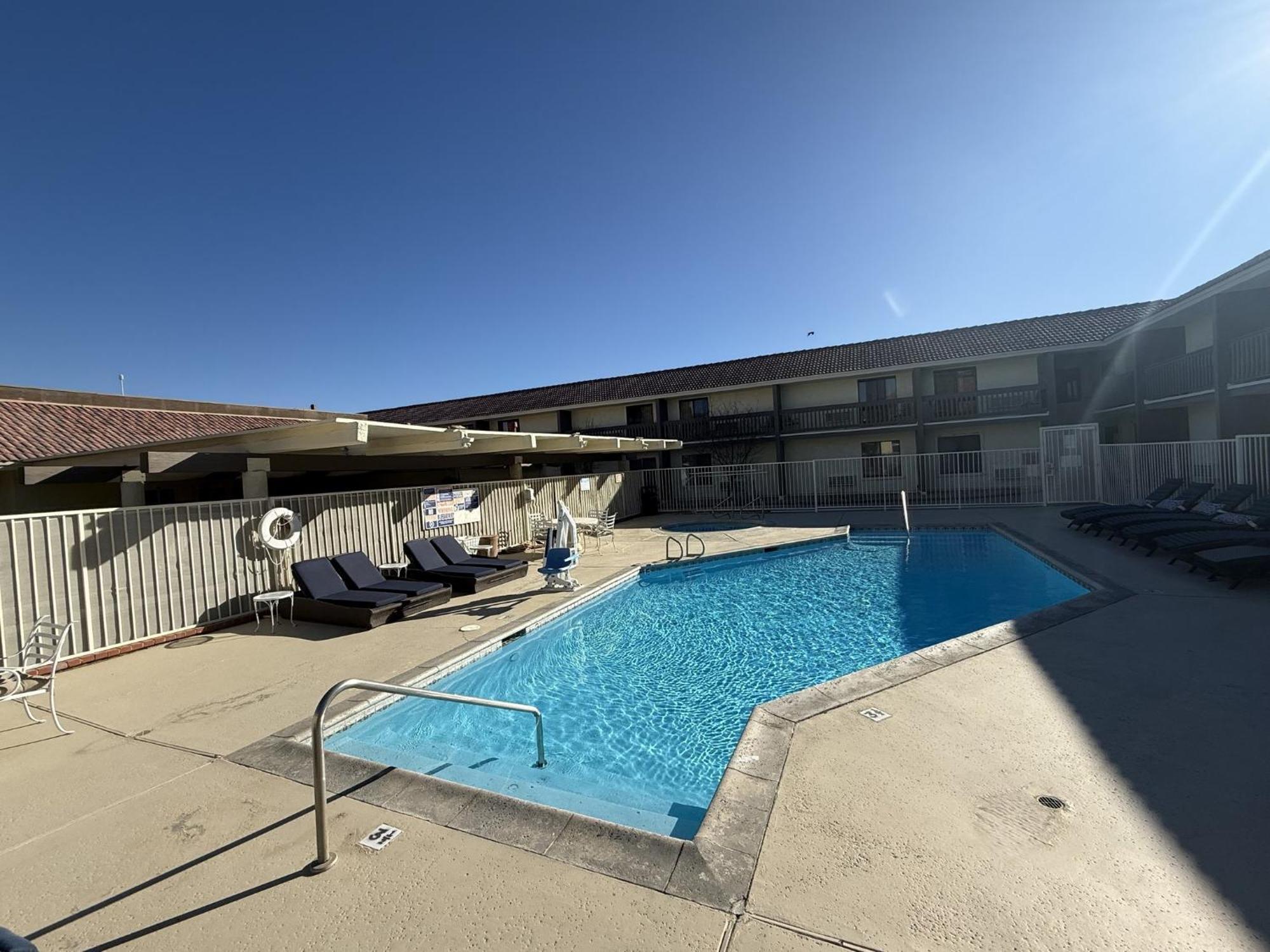 Red Roof Inn Ridgecrest Bagian luar foto